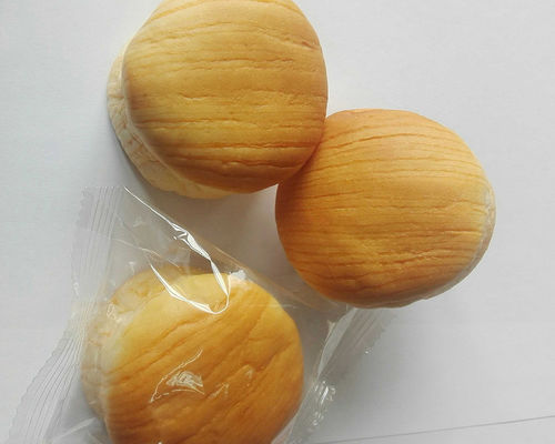 acheter 2500 kilogrammes/heure facile durable actionnent la chaîne de production de pâtisserie pour le pain de pâtisserie de levure et soufflent online manufacture