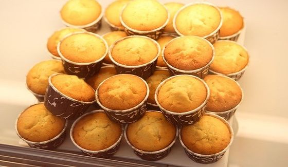 acheter À haute production de la chaîne de production de gâteau déposant commandé par le servo avec le divers mouleur fabrication en ligne