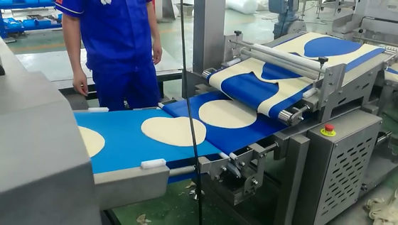 acheter Minimum 2,5 millimètres de pizza automatique d'épaisseur faisant la base de pizza de machine/la chaîne production de croûte fabrication en ligne