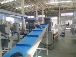 acheter Ligne de production de pâtisserie entièrement automatique avec dimensions 6560*1575*1620mm, capacité de 1500 kg et contrôle par écran tactile PLC fabrication en ligne