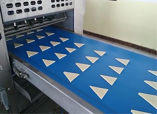acheter Chaîne de production semi-automatique/complètement automatique de croissant de la capacité 3000-11000pcs/h pour faire les croissants 20g-120g online manufacture